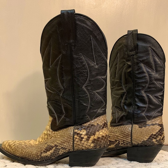 GORGEOUS SNAKE SKIN BOOTS